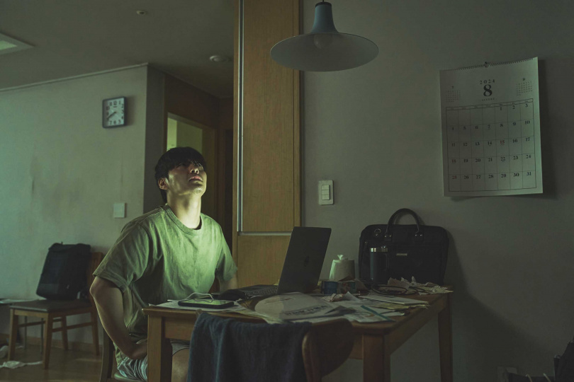 《牆外之音》姜河那入住新房後,卻飽受噪音困擾。(圖/Netflix提供)