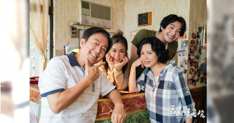 檢場（左起）、方志友、陳孝萱和連晨翔 飾演一家人。（圖／TVBS提供）