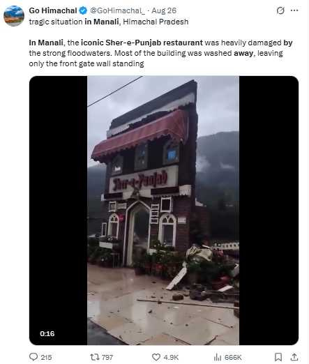 馬納利知名餐館 Sher-e-Punjab 遭比阿斯河暴漲洪水沖毀,僅剩入口大門與前牆仍站立。(圖/翻攝自X,@GoHimachal_)