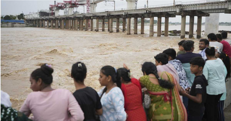 洪水夾帶泥石流沖擊喜馬偕爾邦地區,道路中斷、交通受阻。(圖/達志/美聯社)