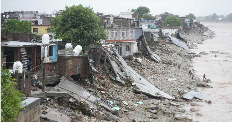 洪災造成社區嚴重受創,民眾被迫撤離家園,暫時安置於安全地帶。(圖/達志/美聯社)