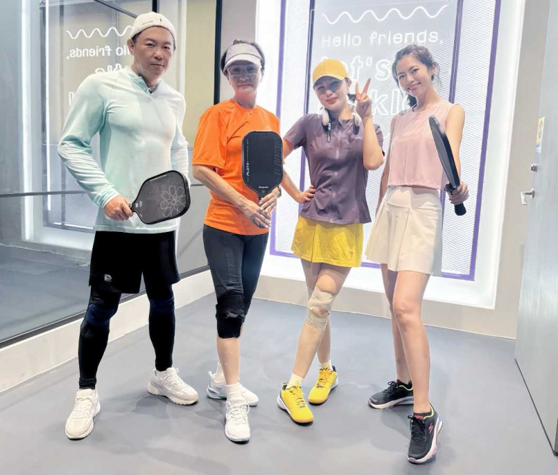 藝人利菁分享與演藝圈好友打皮克球（匹克球），合照中驚見曾國城（左一）瘦了一大圈，但利菁笑說是她不小心修圖修太大。（圖／翻攝自臉書／利菁 Regine）