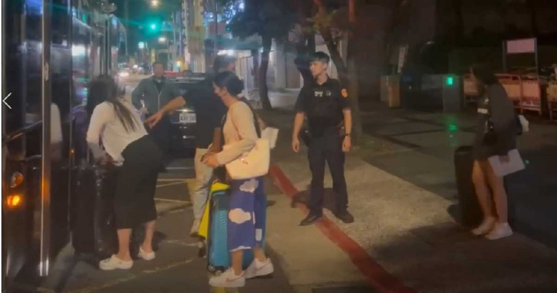 畫面上穿著藍色褲子的女子，外表幾乎與一般女子無異，看起來嬌俏可人，但其護照性別欄上卻赫然印著「M」。（圖／翻攝畫面）