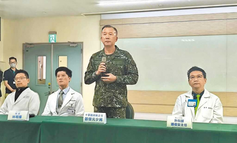 十軍團政戰主任鄭傑元（右二）23日說明成功嶺打靶意外。（圖／報系資料照）