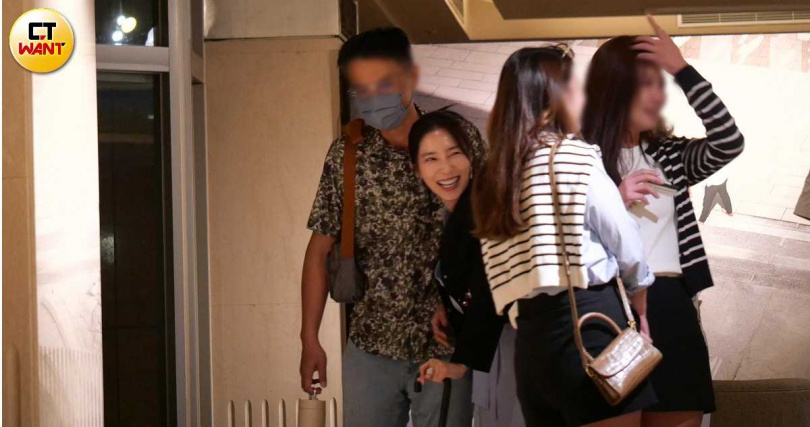 不知道聊到什麼有趣的事情，張家瑋笑彎了腰。（圖／本刊攝影組）