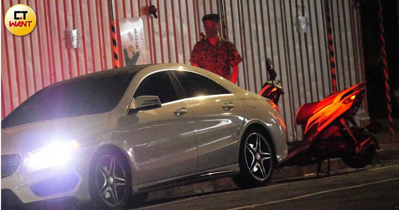 花襯衫男目送張家瑋坐車離開。（圖／本刊攝影組）