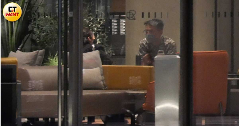 等待代駕人員時，張家瑋與男子到飯店大廳聊天。（圖／本刊攝影組）