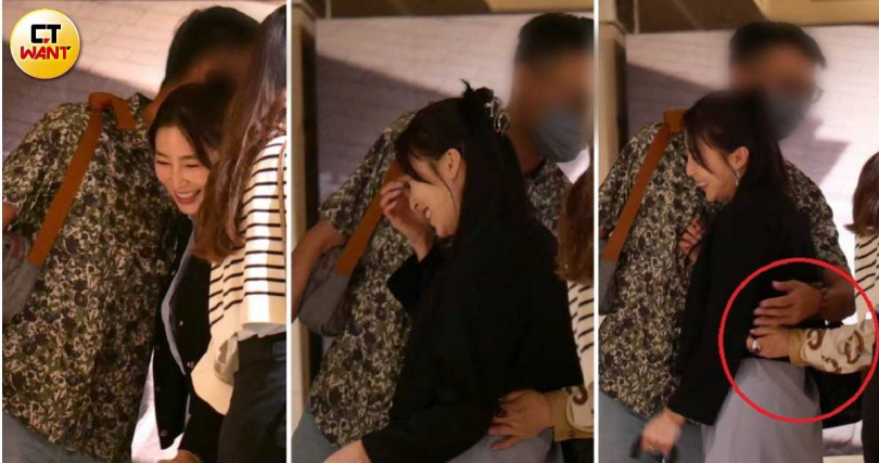 長輩姐姐硬拉著張家瑋與男子近距離接觸還拉著男子的手放到張家瑋腰上，張家瑋尷尬又害羞地笑著。（圖／本刊攝影組）