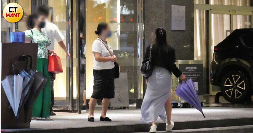 張家瑋隻身前往飯店赴約。（圖／本刊攝影組）