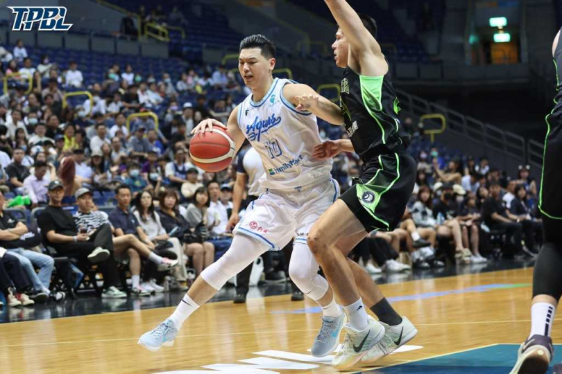 海神胡瓏貿(左)全場貢獻28分,可惜球隊主場落敗。(圖/TPBL提供)