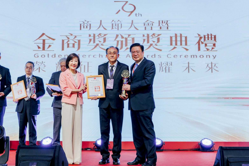 萬達國際物流股份有限公司林家正總經理(中)獲頒「優良商人」獎項，右為商總許舒博理事長，前排左為經濟部江文若次長。（圖片提供／全國商業總會）