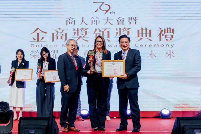 台灣萊雅股份有限公司師逸樺總裁(前排中)獲頒「優良外商」獎項，右1為商總許舒博理事長，前排左為經濟部投資促進司張銘斌司長。（圖片提供／全國商業總會）
