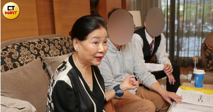 「基泰之星」主委彭麗慎帶著物管人員出面控訴，社區濫訴住戶共有3人，讓管委會疲於奔命跑法院，物管人員也心生恐懼被嚇跑。（圖／周志龍攝）