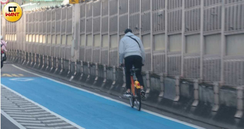 台北市議員黃瀞瑩的先生劉家耀（圖中背影）也常利用YouBike通勤與練體力。（圖／CTWant攝影組）