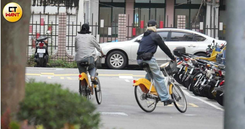 YouBike使用廣泛，藝人鍾瑶（左）跟型男攝影師Kair約會時也善用YouBike移動。（圖／CTWant攝影組）