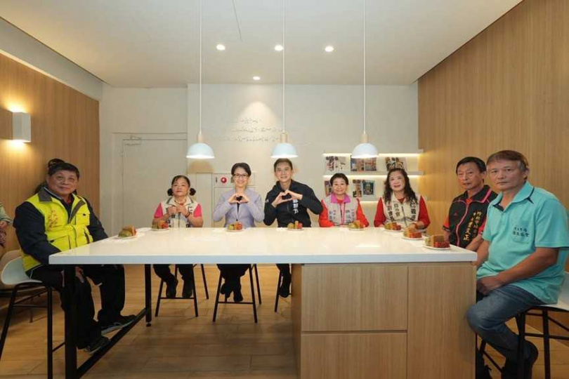 竹北仁義市場導入百貨級休息區，副總統蕭美琴（左3）向市長鄭朝方（左4）大讚好好逛。（圖／翻攝自竹北市公所媒體群組）