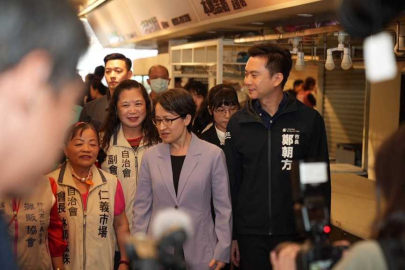 竹北仁義市場來了大人物副總統蕭美琴（中），不少攤商都跑出來一睹風采。（圖／翻攝自竹北市公所媒體群組）