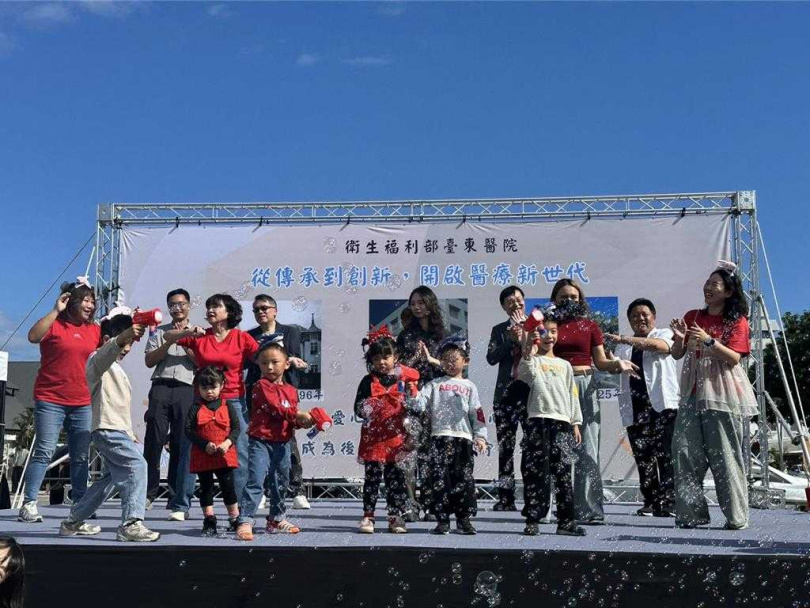 衛生福利部台東醫院今於南京路市民廣場舉辦130週年慶祝活動。（圖／中國時報蔡旻妤攝）