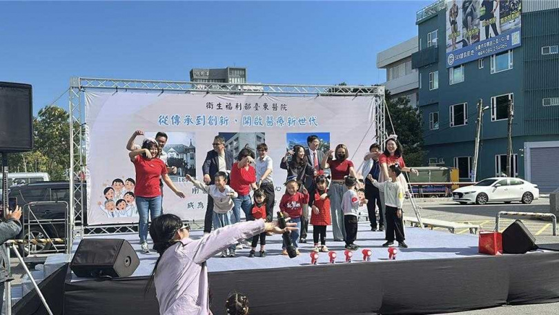 衛生福利部台東醫院今於南京路市民廣場舉辦130週年慶祝活動。（圖／中國時報蔡旻妤攝）