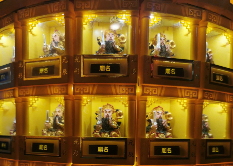 黑底代表晦暗、不光明、悲傷,常用於喪事,如同悲淒「黑名單」,引發負面運勢。(圖/楊登嵙提供)