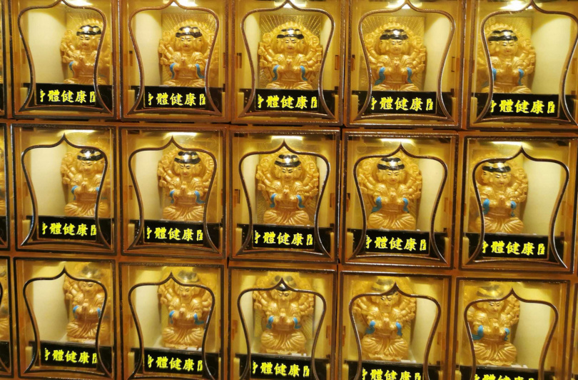 光明燈要將名字固定、穩定顯示,不可移動或轉動,如同勞苦「走馬燈」,引發祈福人運勢變動、不穩定。(圖/楊登嵙提供)