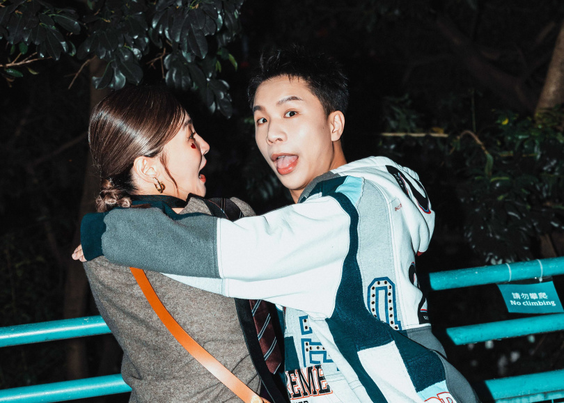 花花配對派翠克，兩人揚言要用「喇舌」來醞釀情調。（圖／東森綜合台提供）