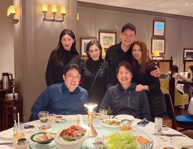 管罄（後排左起）、小彤老師、倪安東、友人和小彤老公（前排左）一起聚餐。（圖／馬可孛羅公關提供）