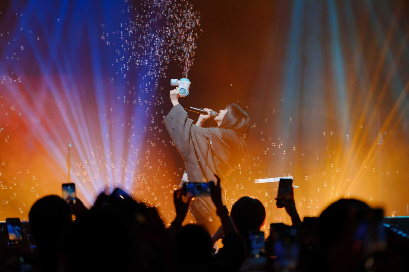 白安拿起泡泡機玩樂。（圖／相信音樂提供）