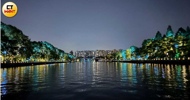 搭乘畫舫夜遊大運河,很難不被兩岸的燈光美景所震撼。(圖╱王若攝)