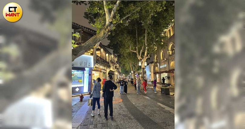 青石板路取代了昔日的香糕磚,如今的南宋御街已成為一條兼具歷史風貌與商業活力的步行街。(圖╱王若攝)