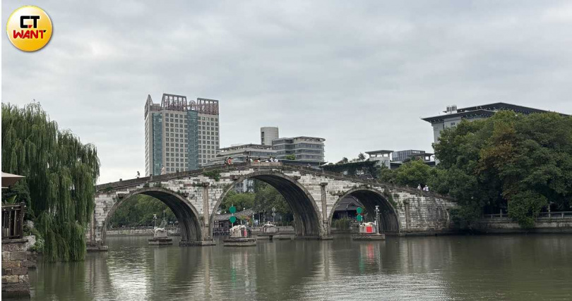 拱宸橋是京杭大運河抵達杭州的標誌,始建於明末,如今所見是清光緒年間重建的風貌。(圖╱王若攝)