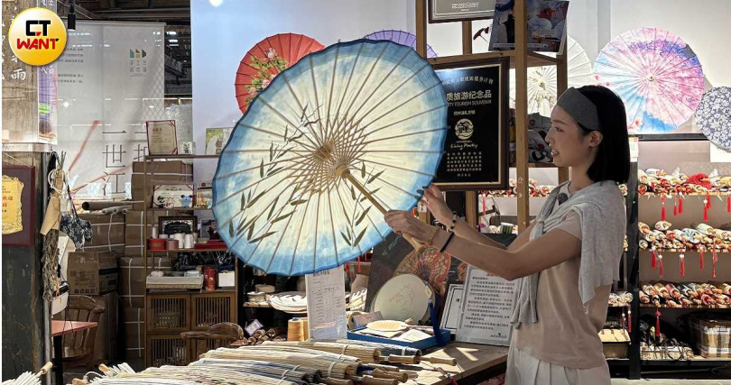 橋溪直街還引入了許多手工藝工作室、書店、茶室,吸引不少文藝愛好者前來駐足。(圖╱王若攝)