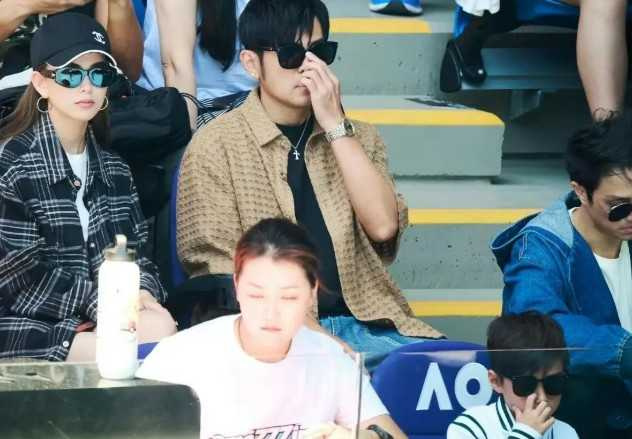 周杰倫與昆凌帶著8歲兒子羅密歐（Romeo）現身澳網球賽觀戰的畫面被捕捉，罕見曝光正面模樣。（圖／翻攝自微博）