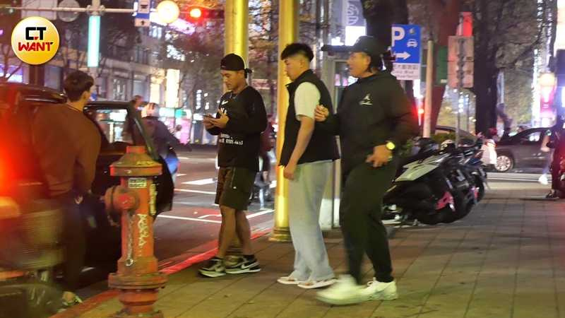 餐敘進行1個多小時後，陳晨威、林子偉及吉力吉撈&middot;鞏冠搭計程車離去。（圖／本刊攝影組）