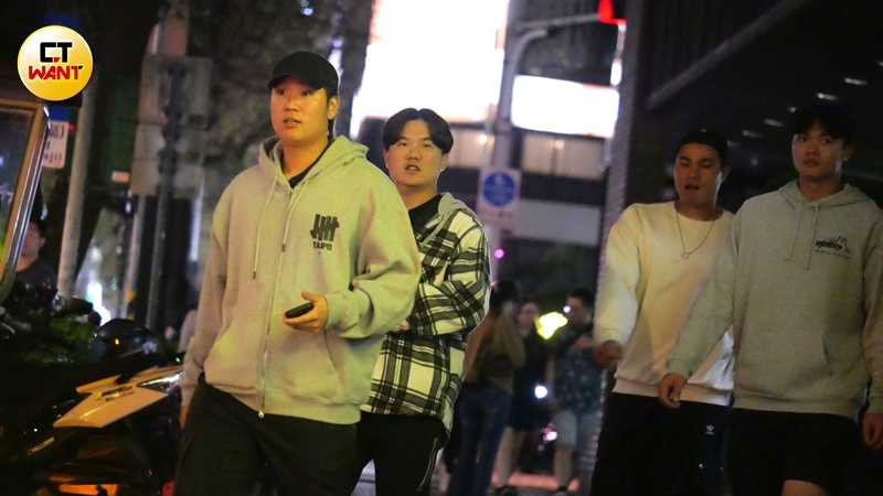 「平鎮幫」古林睿煬、江坤宇、王博玄和宋晟睿一同離開。（圖／本刊攝影組）