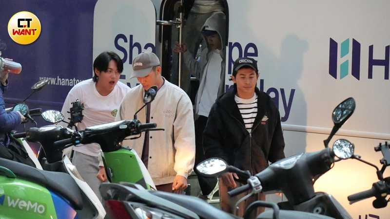 台灣隊長陳傑憲走下遊覽車。（圖／本刊攝影組）