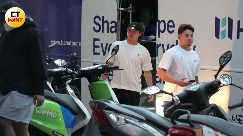 投手組孫易磊、林凱威一同行動。（圖／本刊攝影組）