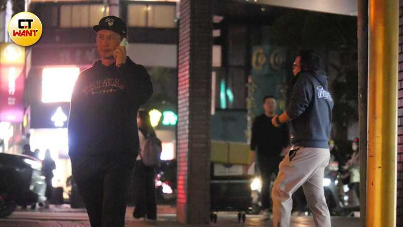 用餐期間高志綱不斷進出餐廳，熱線不斷。（圖／本刊攝影組）