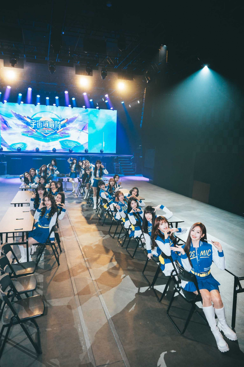 《宇宙啦啦隊》全體成員誠意滿滿，親自為粉絲簽名。（圖／緯來提供）