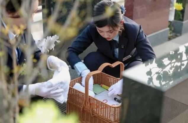 留英「00後正妹」回國當職業掃墓人。（圖／翻攝自大河報）