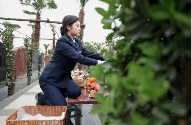 留英「00後正妹」回國當職業掃墓人。（圖／翻攝自大河報）