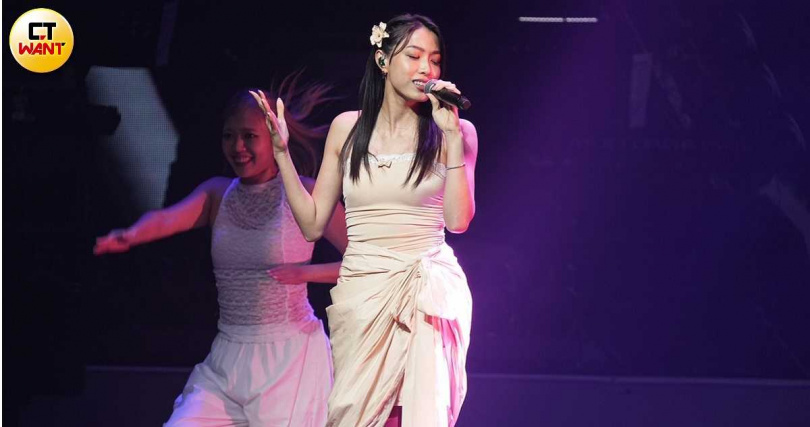 「最美星二代」游宇潼獨自演繹〈那麼多年的想念〉,甜美細膩的嗓音展現優秀遺傳,驚艷全場。(圖/蘇聖倫攝)