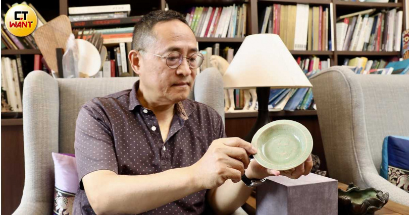 台師大藝術史教授曾肅良（圖）直指，因為字畫、瓷器等藝術品炒了個多年沒什麼新話題，近期名家「手稿」成了拍賣場上新標的，怪象也隨之而生。（圖／方萬民攝）
