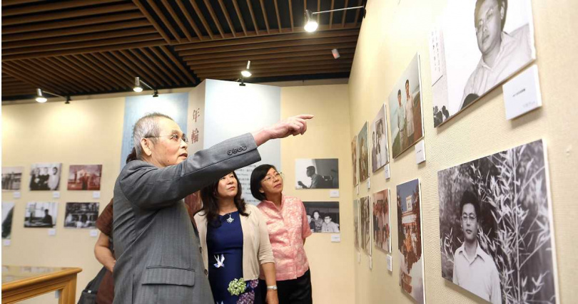 《2014向楊牧致敬》展覽系列活動中，文壇大師楊牧（左）親自到展場內看展並向觀眾導讀自己的一生，形成有趣畫面。（圖／報系資料照）