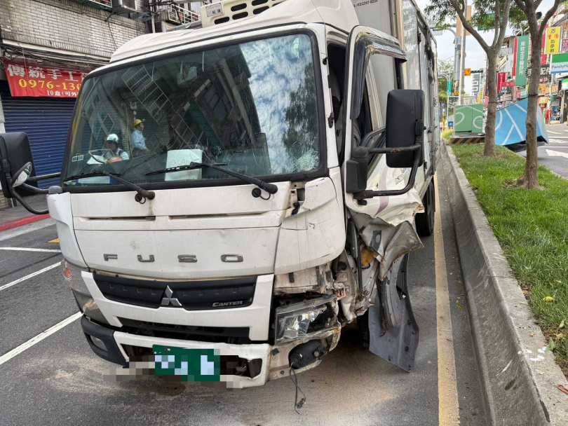 北市士林區延平北路5段285巷口,28日凌晨6時許發生一起小貨車撞斷變電箱事故。(圖/翻攝畫面)
