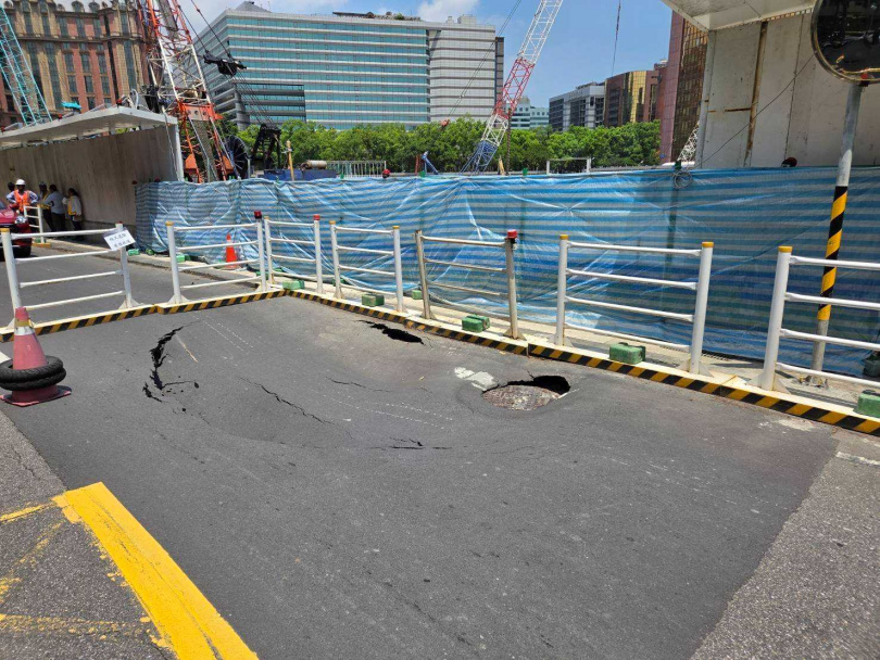 北市松山區敦化北路199巷16弄一處建案8日上午傳出瓦斯外洩,並有路面出現塌陷情形。(圖/翻攝畫面)