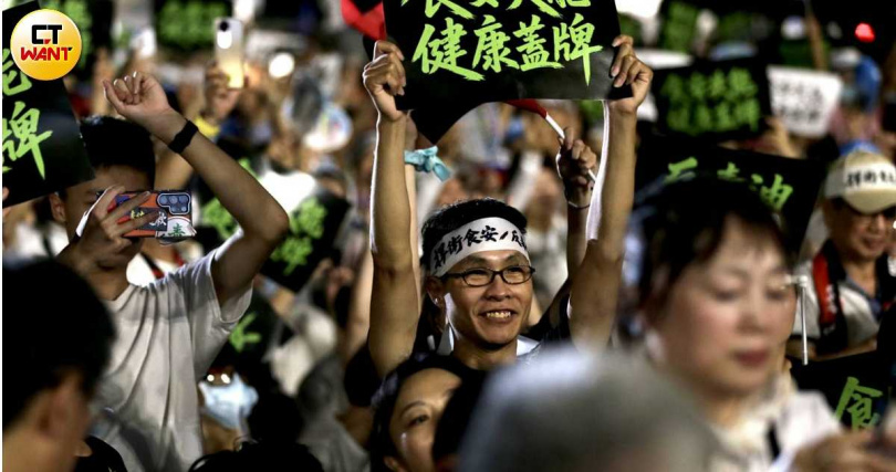 國民黨25日號召群眾上街頭反毒油,宣布參與人數突破20萬人。(圖/侯世駿攝)