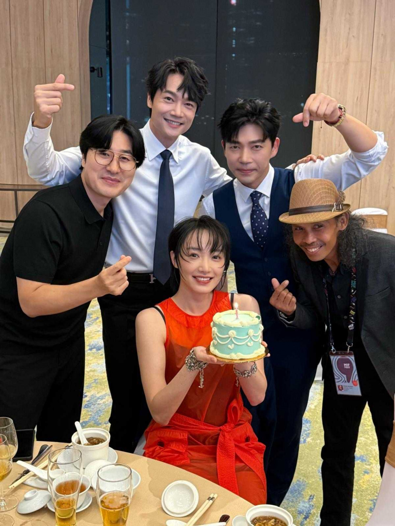 南韓演員池承炫和徐道永等人一起慶祝幫蔡思韵慶祝生日。(圖/大思娛樂提供)