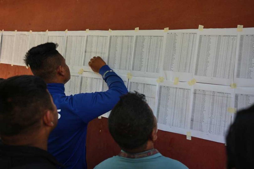 災區交通遭洪水重創，大批民眾湧往軍方據點及醫院確認失蹤者名單，只盼等到親人生還消息。