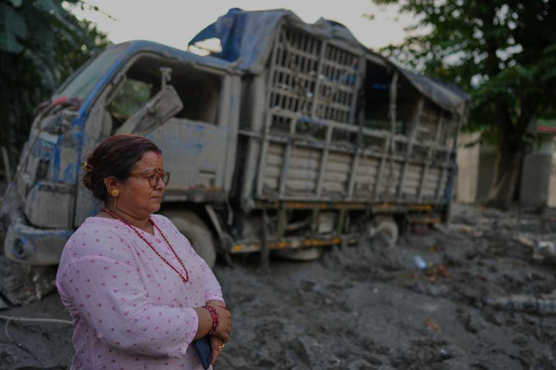 尼泊爾與西藏邊境爆發毀滅性山洪，截至28日已造成至少469人死亡、近千人失聯，大批家屬四處尋找親人。